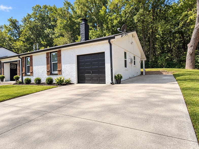 Building Photo - 8850 Woodland Dr