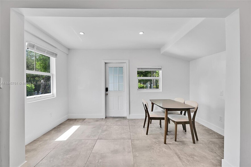 Building Photo - 21 NE 48th St