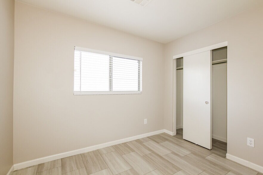 Building Photo - 11621 W Bloomfield Rd