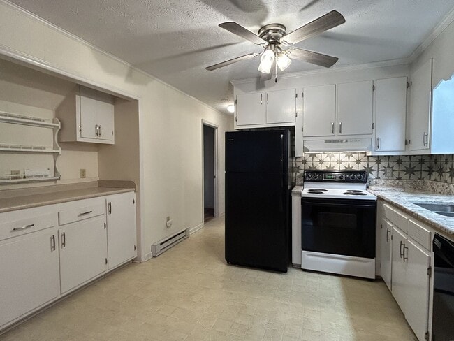 Building Photo - Light-Filled 3BR Home with Wraparound Deck, Convenient to Town