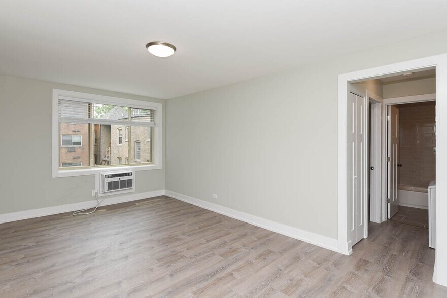 Building Photo - 447 W Surf St