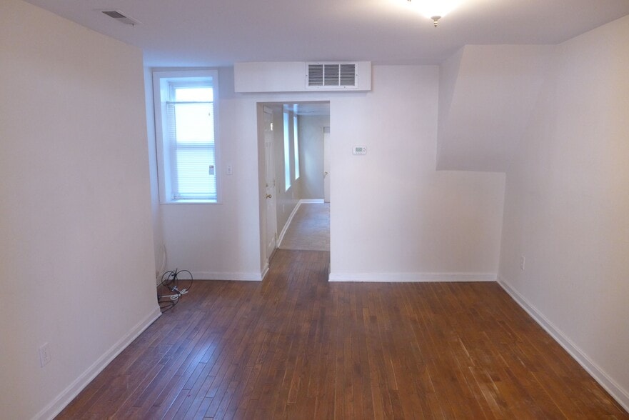 Building Photo - 512 S Wolfe St