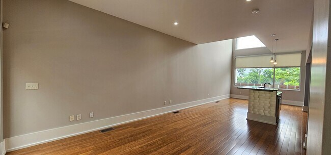 Building Photo - Contemporary Townhome East side of Downtow...