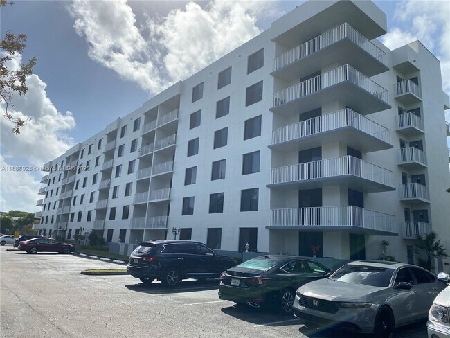 Building Photo - 901 Hillcrest Dr