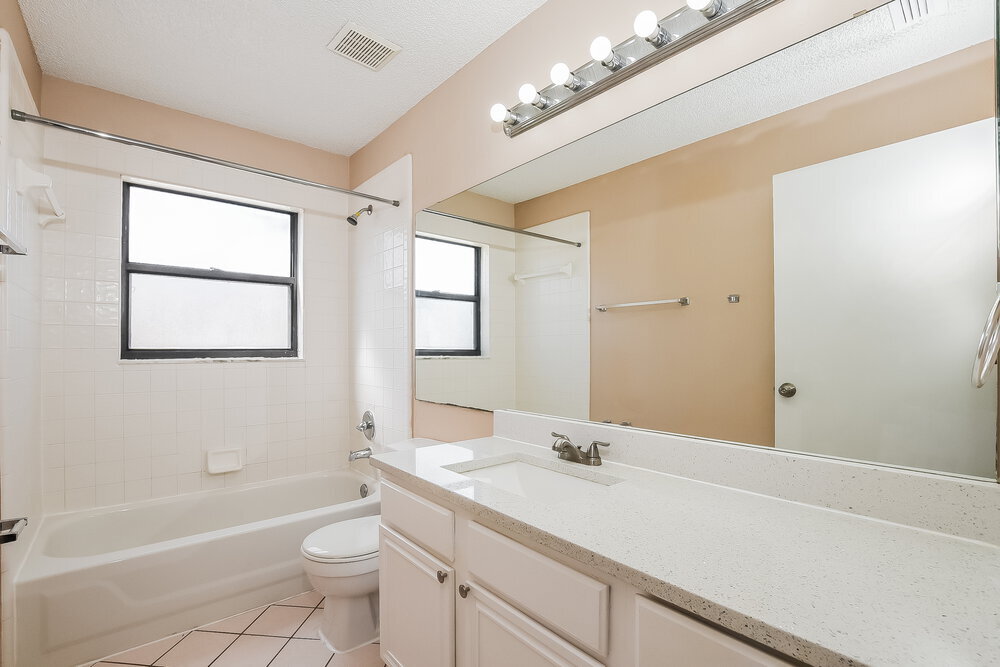 Building Photo - 1501 Woodfield Oaks Dr