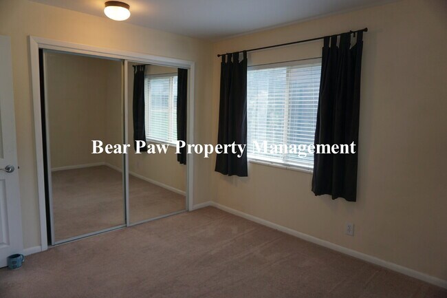 Building Photo - "Penthouse" condo in Evergreen!!