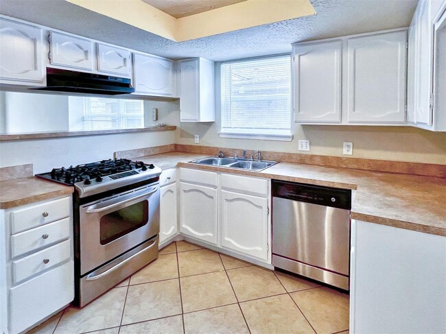 Building Photo - 3518 Almondwood Dr