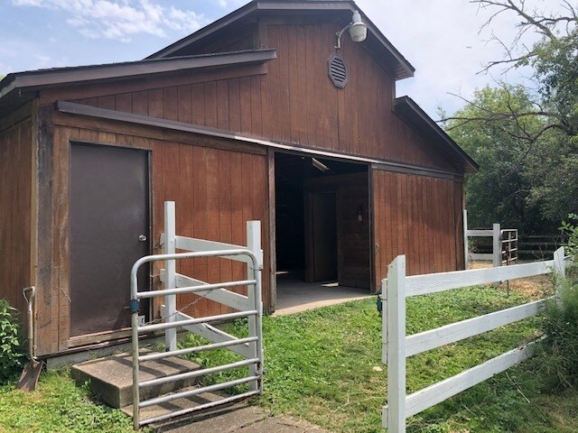 Building Photo - 14935 W Old School Rd