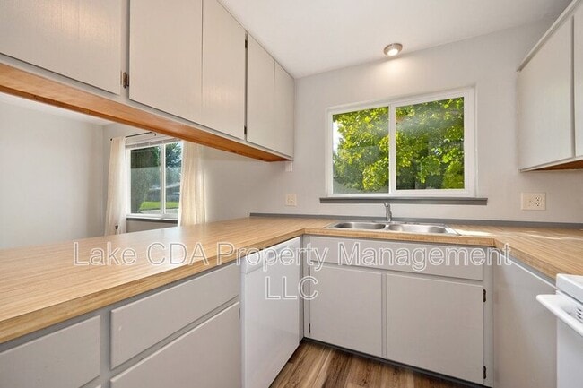 Building Photo - 1421 E Randle Ave