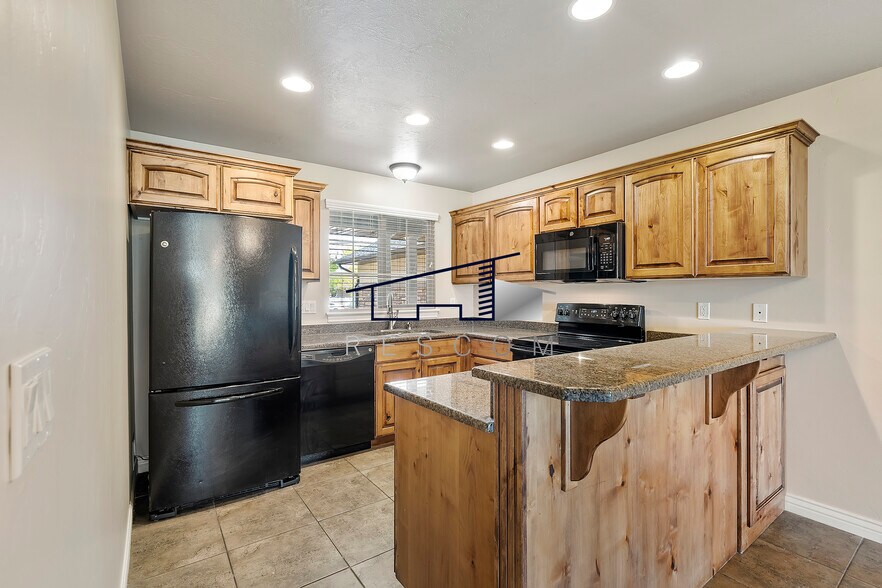 Building Photo - 757 W 4400 S