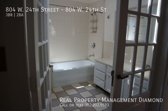 Building Photo - 804 W 24th St