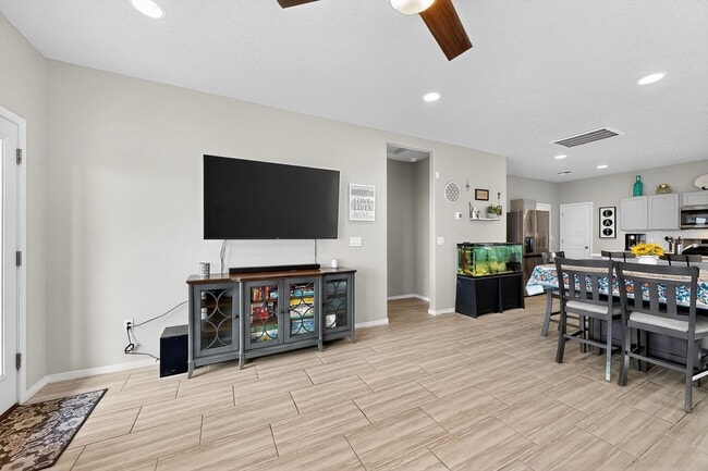 Building Photo - For Rent | Unfurnished Home | 4 Bed / 2.5 ...