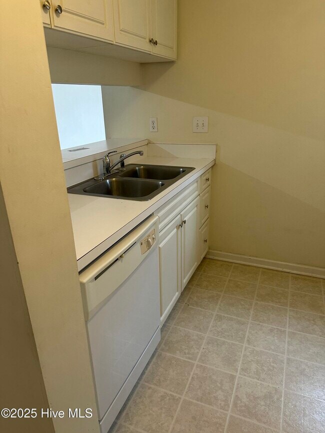 Building Photo - 705 Summertime Ln