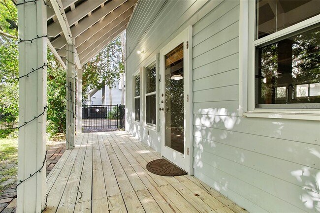 Building Photo - 754 N Westmoreland Dr