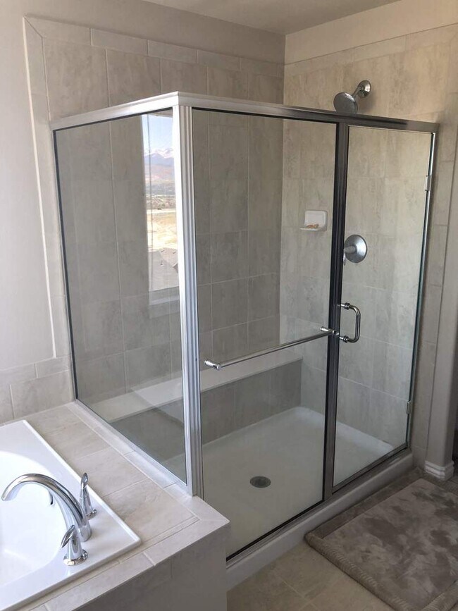 Building Photo - Newer 5bdrm + Office in D20 North Fork Wit...