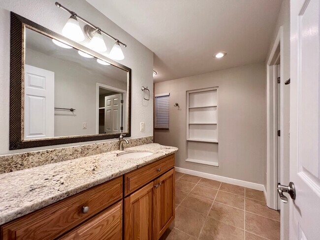 Building Photo - 1858 Oak Park Dr S