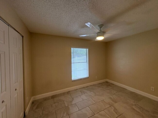 Building Photo - 2312 Fern Palm Dr
