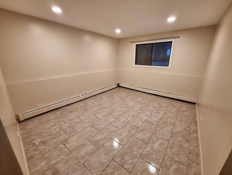 Building Photo - 1040 S York Rd