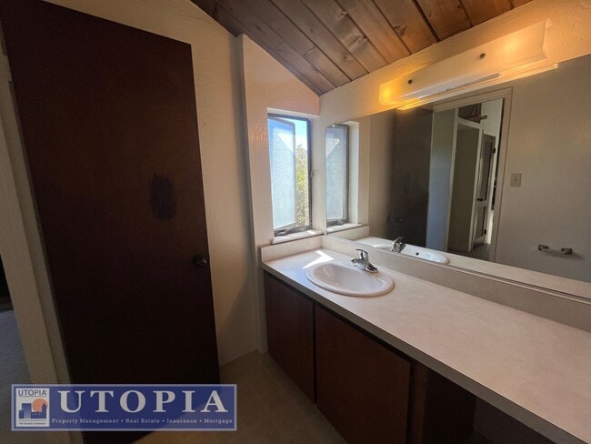 Building Photo - Bright and cozy 2-Bedroom, 2 Bathroom loca...