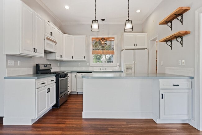 Building Photo - 2720 Sq. Ft. Character Home in downtown Ol...