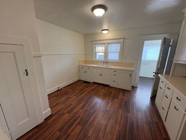 Building Photo - Classic vintage home walking distance to downtown Visalia!