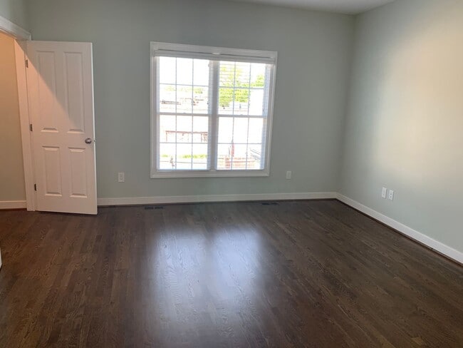 Building Photo - 1608 W Cary St