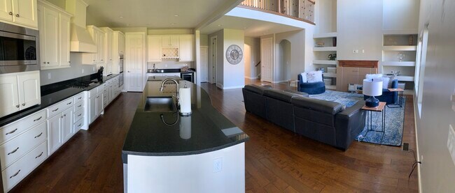 Building Photo - 10293 S Jordan Creek Dr