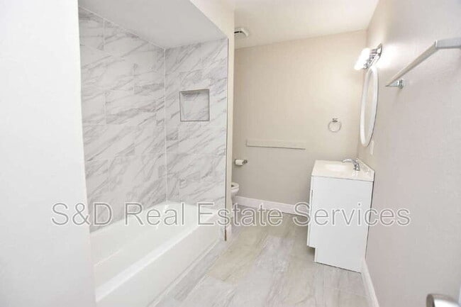 Building Photo - 2241 9th St SE