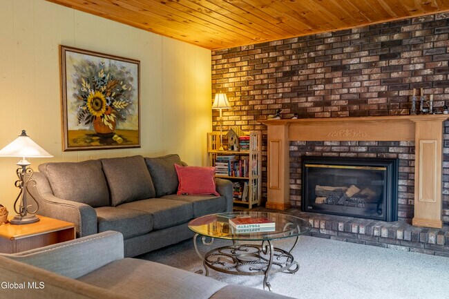 Building Photo - 37 Ichabod Ln