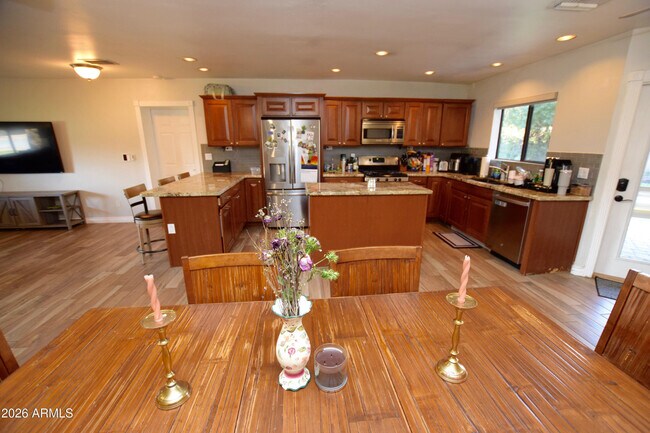 Building Photo - 946 E Denton Ln