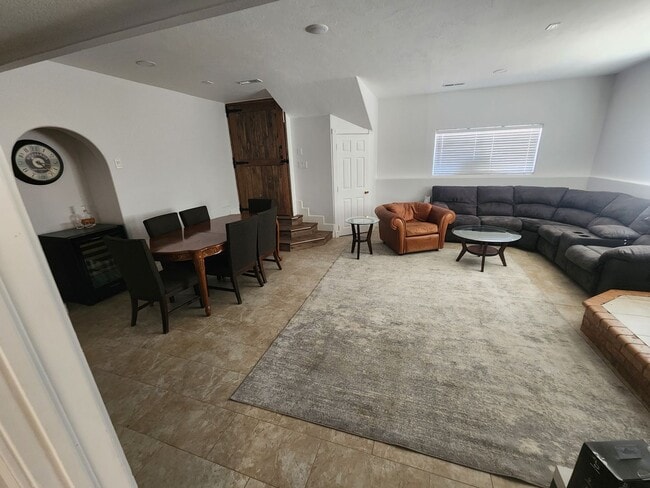Building Photo - *utilities included* 3 bed 2 bath house in...