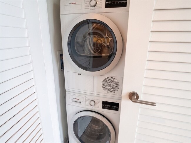 Building Photo - 32 Traveler St