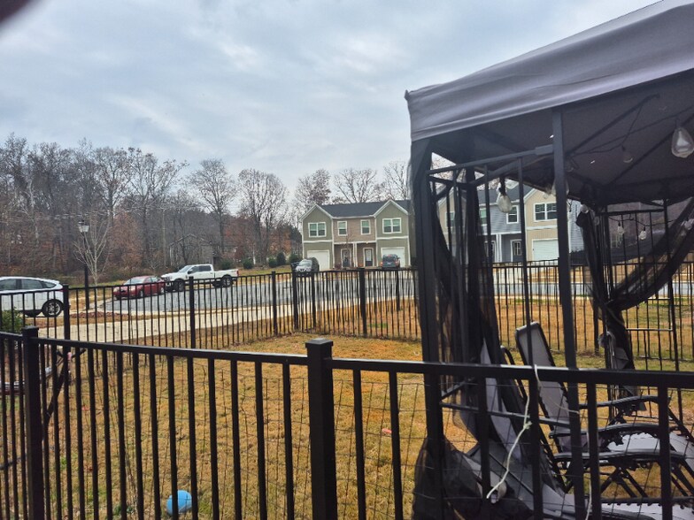 Primary Photo - 120 Fosters Gln Pl