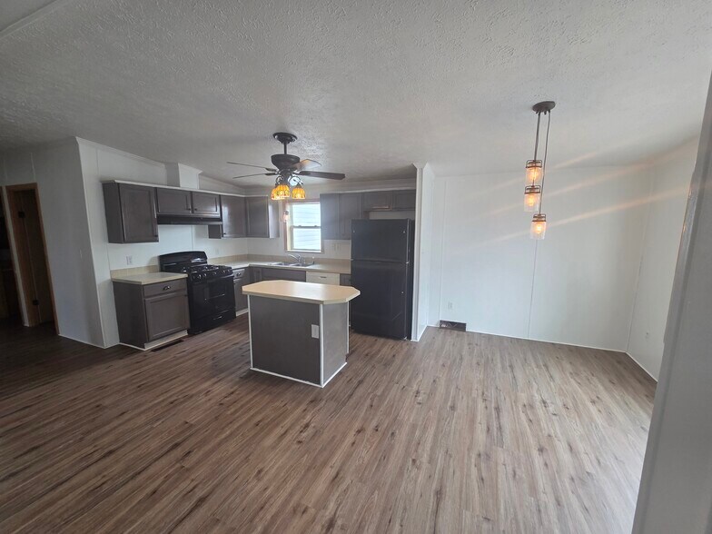Building Photo - 649 Bluebird Cir