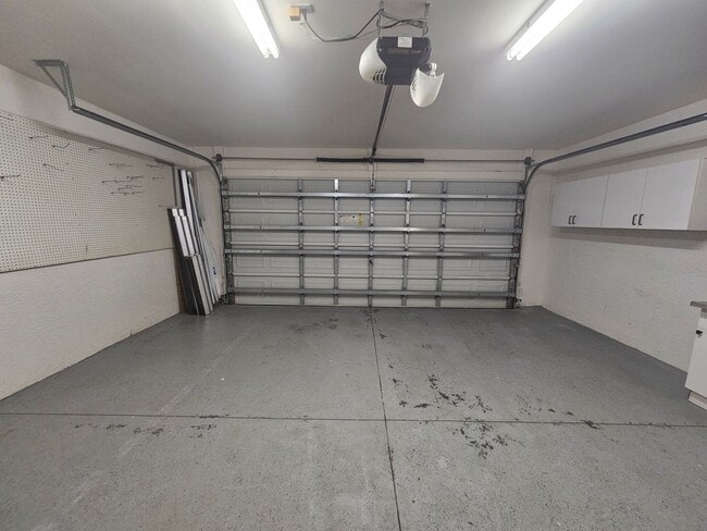 Building Photo - 3/2/2 Annual Rental Available!!