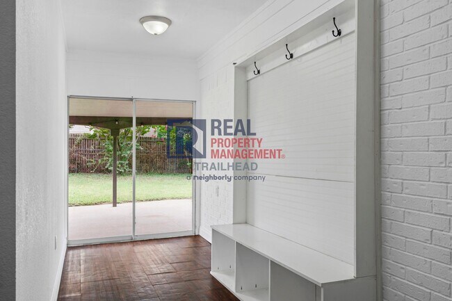Building Photo - Beautiful 3 Bed-2 Bath Home in a Great Loc...
