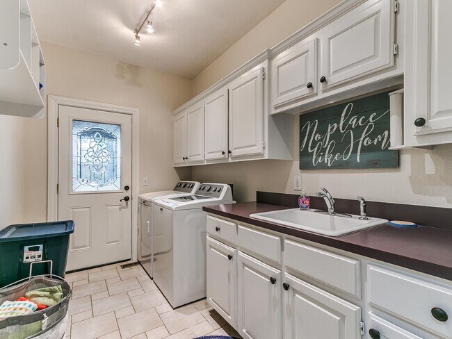 Building Photo - This stunning 4-bedroom, 3.5-bathroom home...