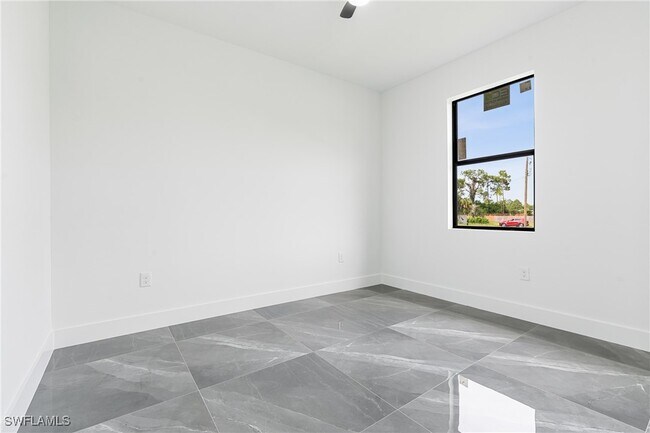 Building Photo - 922 Dobbins St E