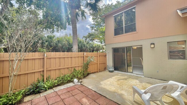 Building Photo - 501 Sandtree Dr
