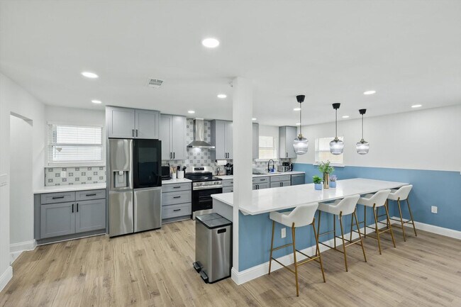 Building Photo - 3321 Ridgehaven St