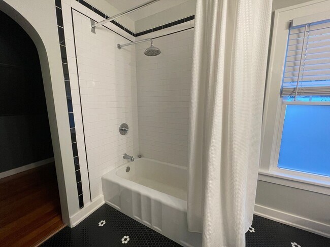 Building Photo - Three Bedroom Home in Kalamazoo