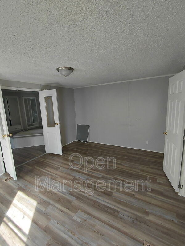 Building Photo - 301 Mantle Ave