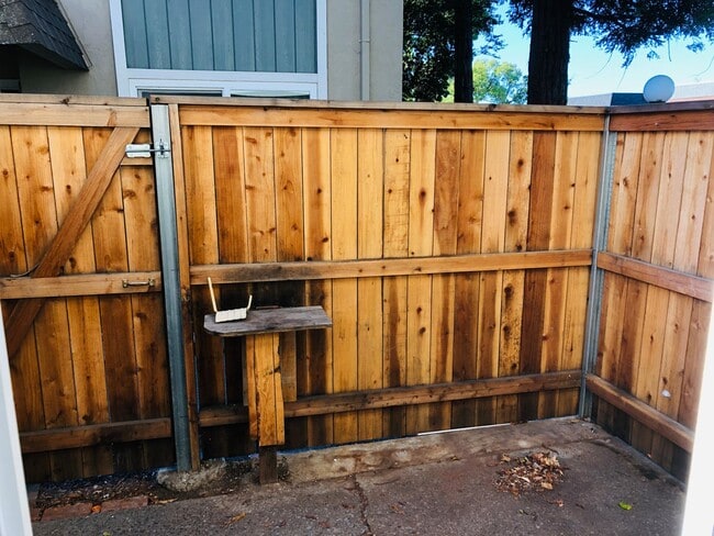 Building Photo - Great looking condo in a nice and clean co...