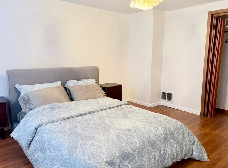 Building Photo - 632 Troy St