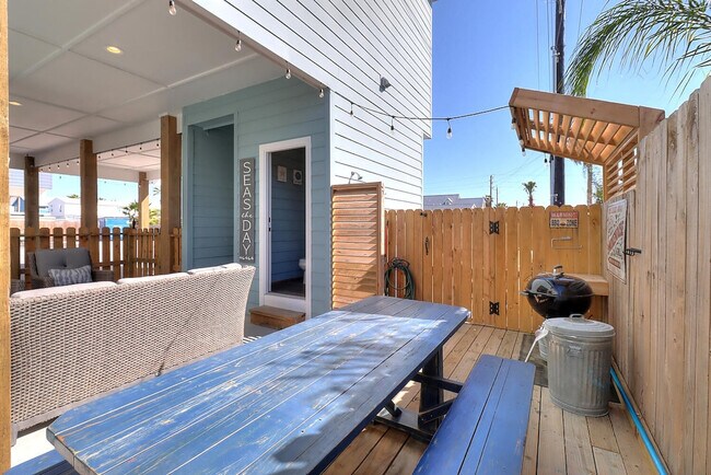 Building Photo - 1624 Eleventh Street-SI ID1023226P