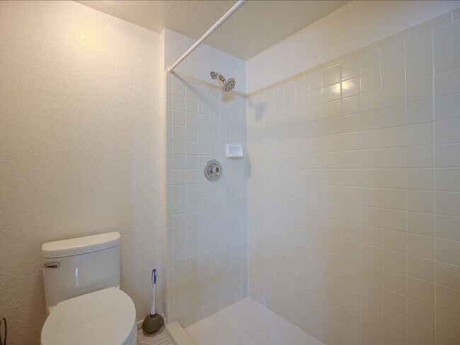 Building Photo - Near the Rillito Walk Path - 3 Bed, 2 Bath with Community Pool!