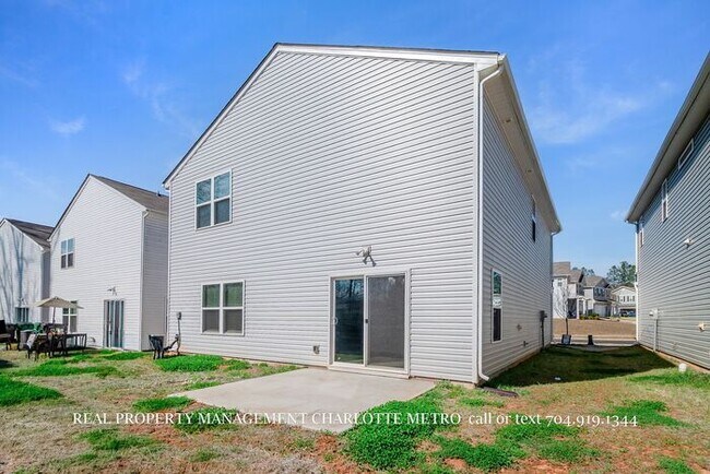 Building Photo - Stunning 4-bedroom, 2.5-bathroom home located in the vibrant city of Charlotte, NC.