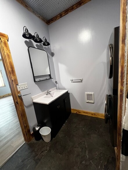 Building Photo - 7551 Riverside Dr