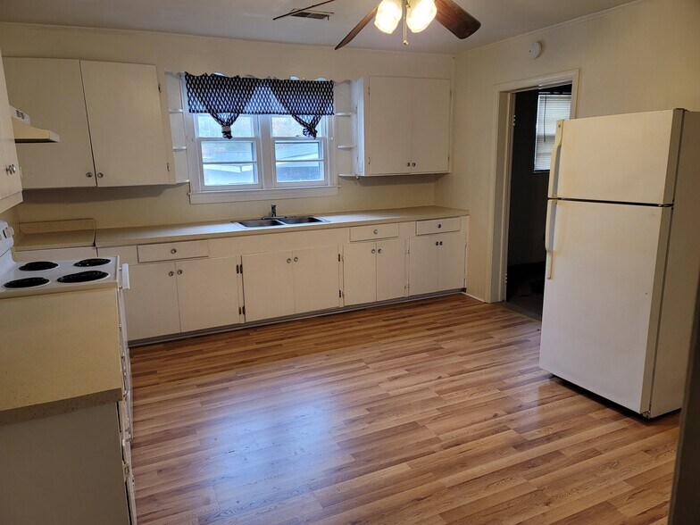 Building Photo - 146 Mills Rd