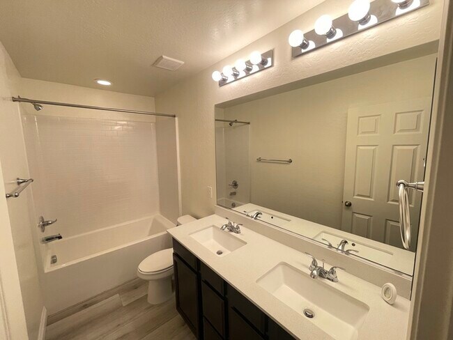 Building Photo - Carry Over Showing: This property has been...